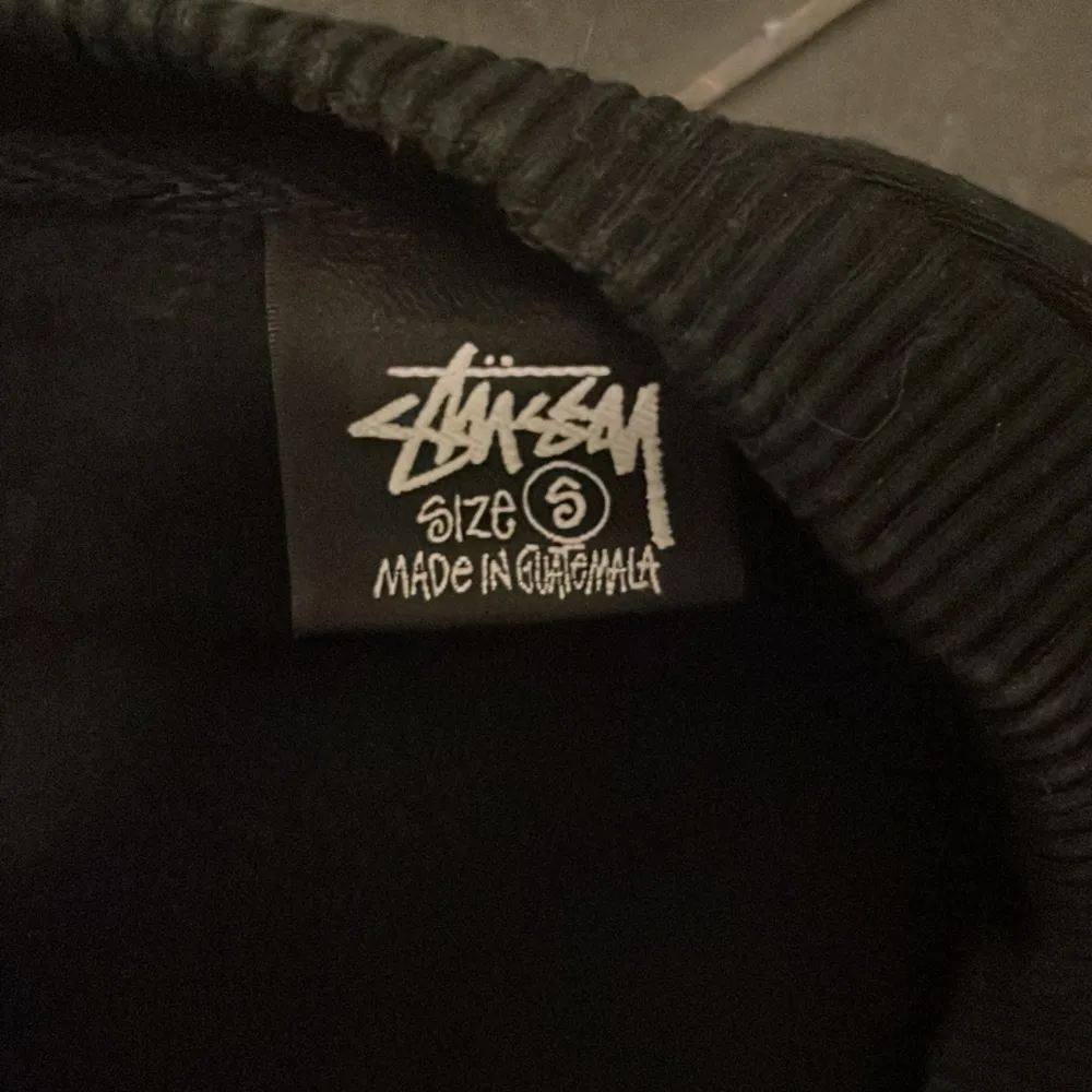 Säljer denna svarta stussy tröjan skicket är 9/10 har använt den fåtal ggr, självklart äkta. . Hoodies.
