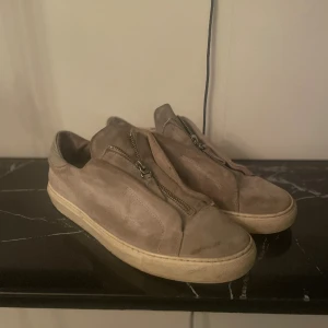 Axel arigato  - Säljer nu mina Axel Arigatos! Säljer pågrund av att dom är för små, dom är lite smutsiga men bara att tvätta så blir dom fina igen! Hör av dig om du har någon fundering😊