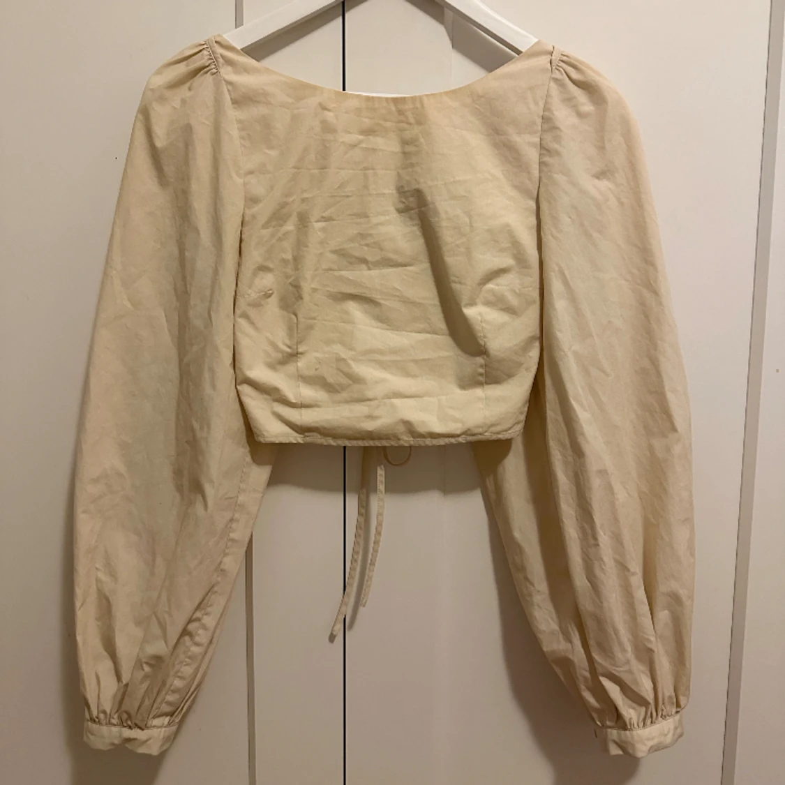 Topp med knytning i ryggen