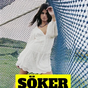 Vit zara klänning  - SÖKER denna klänning från zara, helst M eller L men är öppen för fler alternativ!  Hör av dig om du har en sådan klänning, kan betala väldigt bra för den!