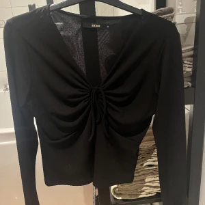 Snygg svart topp med knytning!❤️‍🔥 - Toppen är i fint skick och enbart använd ett fåtal gånger. Passar perfekt till fest och vardags! Säljs pga att den inte kommer till användning❤️‍🔥🙌🏼
