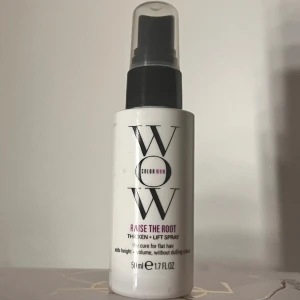 Color wow raise the root 50ml - Colorwow raise the root 50ml, knappast använd, bara en-två gånger, säljer då den inte passar min hår typ! Köptes för runt 179kr!💗