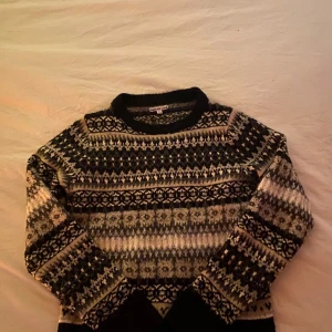 stickad tröja  - Köpte denna tröjan på second hand för något år sedan, vet inte vilket märke det är men den är i bra skick och kommer bara inte till användning mer!
