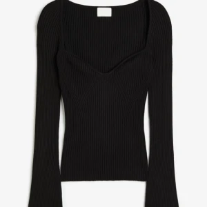 topp - Jättefin svart ribbstickad topp från H&M 💌 säljer då den tyvärr aldrig kommer till användning eftersom jag har så många liknande 😇 nypris - 259 kr , endast använd ett fåtal gånger och inga tecken på användning!!