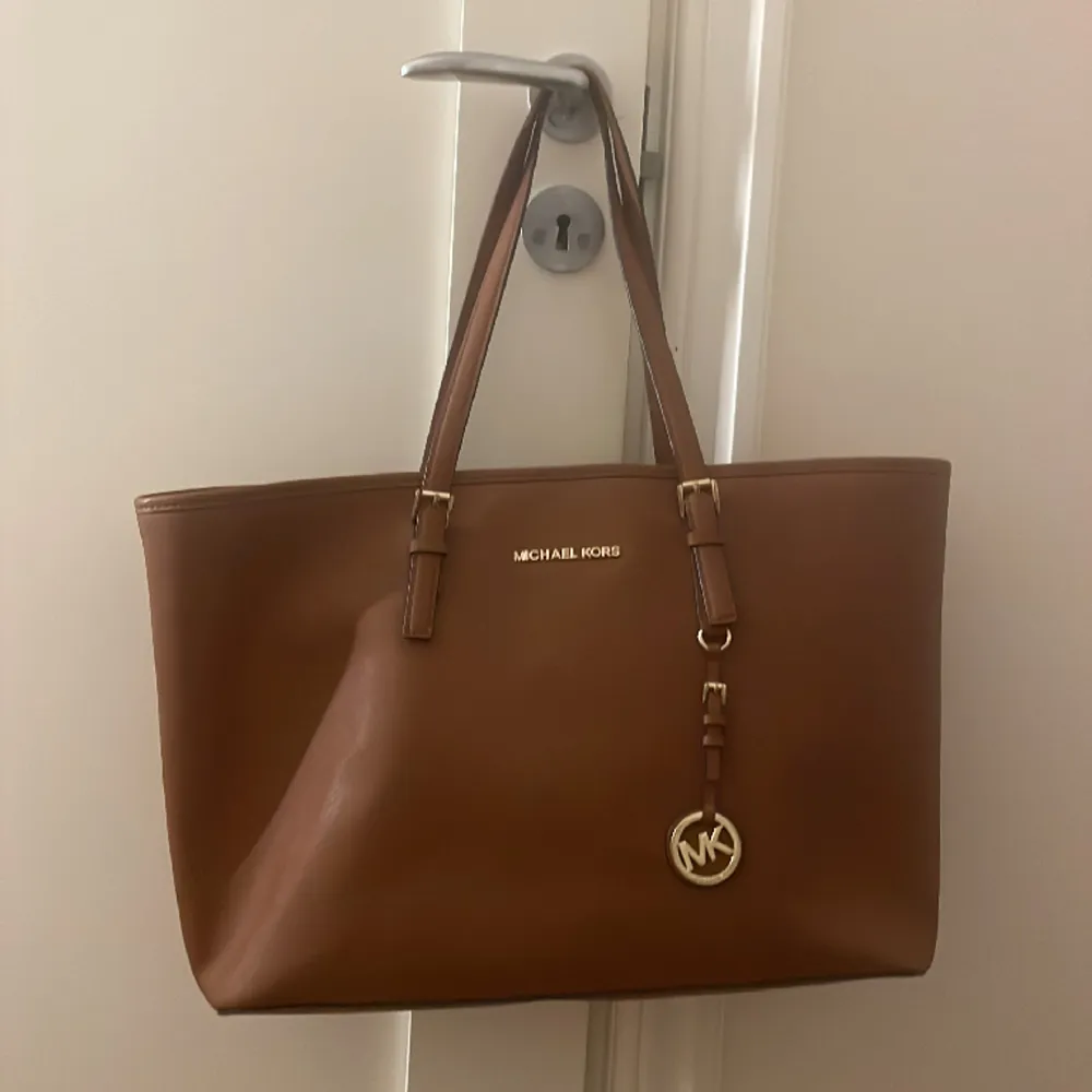 Säljer min Michael kors väska. Meddela för fler bilder! Bra skick.. Väskor.