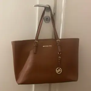 Säljer min Michael kors väska. Meddela för fler bilder! Bra skick.