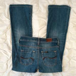 Supersnygga lee jeans som är bootcut och i jättebra skick. Innerbenslängd 64cm.  Midjemått tvärs över 33,5 cm. Benbädd där nere tvärs över 22,5 cm. ❤️. Det är inte så bra ljus på de två sista bilderna. Men skriv gärna för fler bilder😊