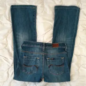 Supersnygga lee jeans som är bootcut och i jättebra skick. Innerbenslängd 64cm.  Midjemått tvärs över 33,5 cm. Benbädd där nere tvärs över 22,5 cm. ❤️. Det är inte så bra ljus på de två sista bilderna. Men skriv gärna för fler bilder😊