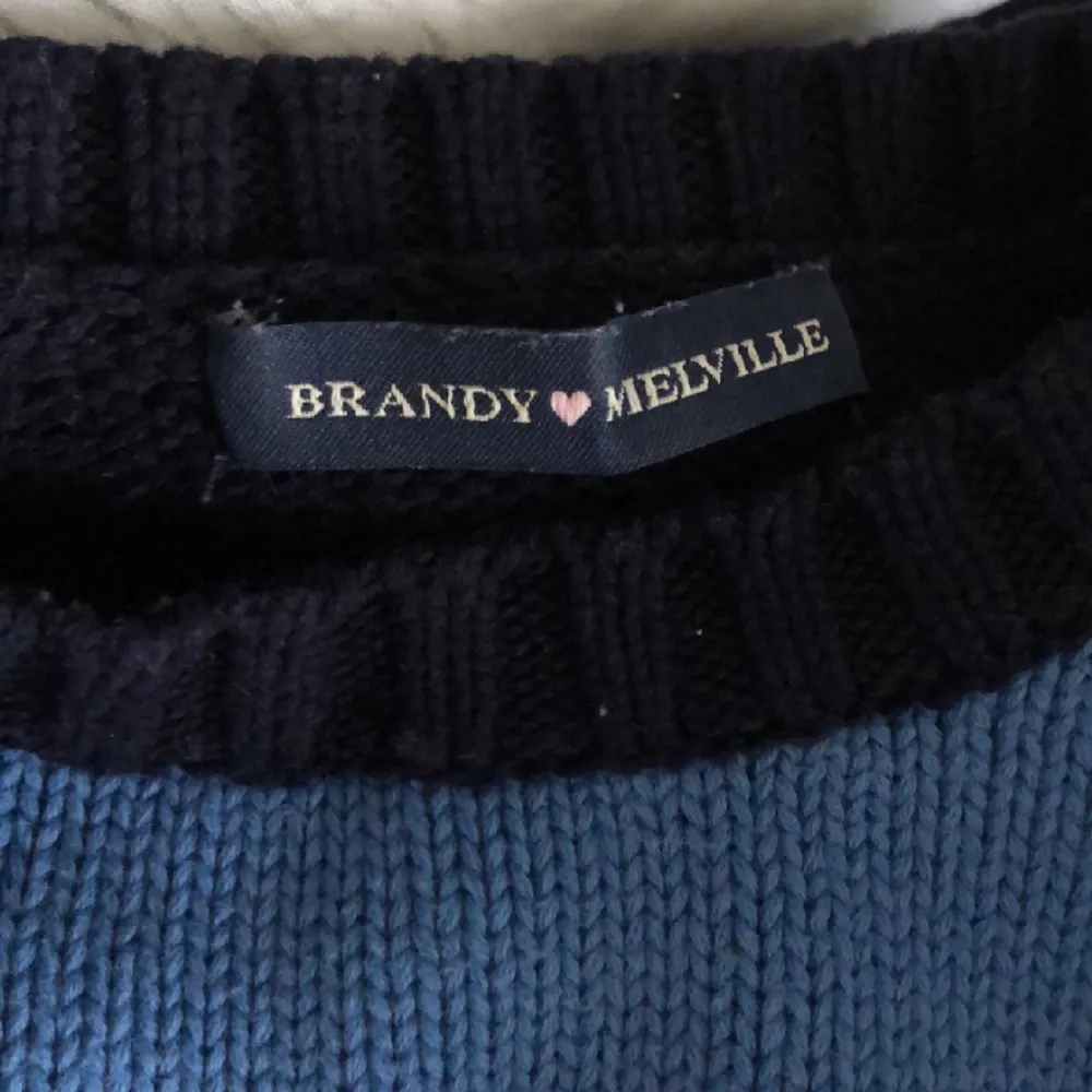 Säljer en blå ”stickad” tröja från Brandy Melville i strl. One Size. Köpt under vintern 22 och har blivit hyfsat använd under 4 månaders tid efter det. . Stickat.
