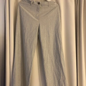 Gråa kostymbyxor  - Helt oanvända gråa kostymbyxor. Normal i storleken. Inget slitage eller fläckar. Jätte fina kostymbyxor men då jag aldrig har använt dessa känns det bättre att sälja de. Nypris 499kr. Skriv om ni har några frågor💕 (frakt tillkommer)