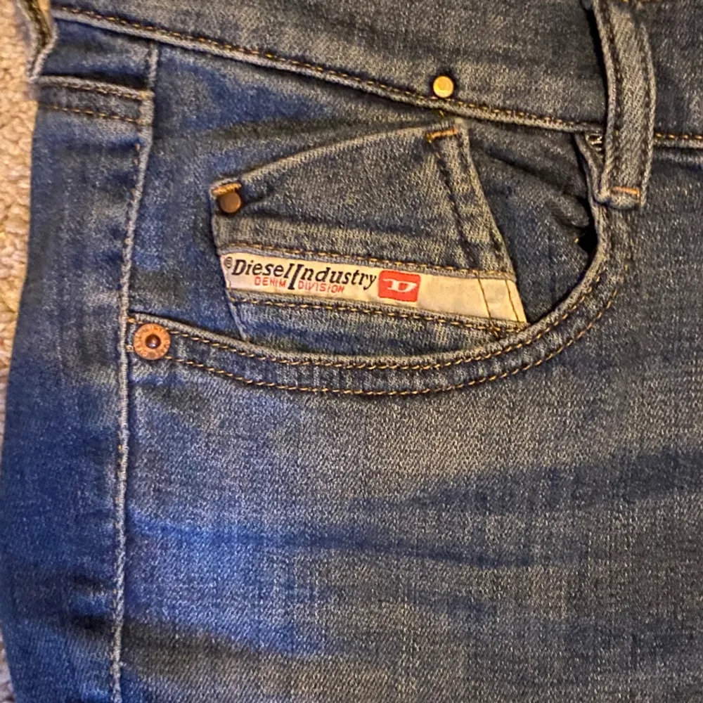 Lågmidjade bootcut jeans från diesel🌸klippta nertill för att passa mig som är 172 men annars som originalskick. Lite stretchigt tyg så passar säkert fler storlekar!. Jeans & Byxor.