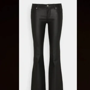 Skinnbyxor  - Säljer dessa Lågmidjadede helt slutsålda skinnbyxor från only, endast använda en gång så inga defekter 