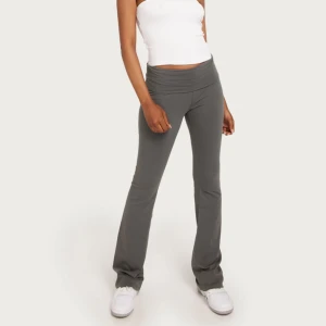 Soft chill pants NELLY - säljer dessa ”yoga” pants från nellie för att jag inte tycker att färgen passar på mig💞använd 1 gång💞Orginal priset är 299kr