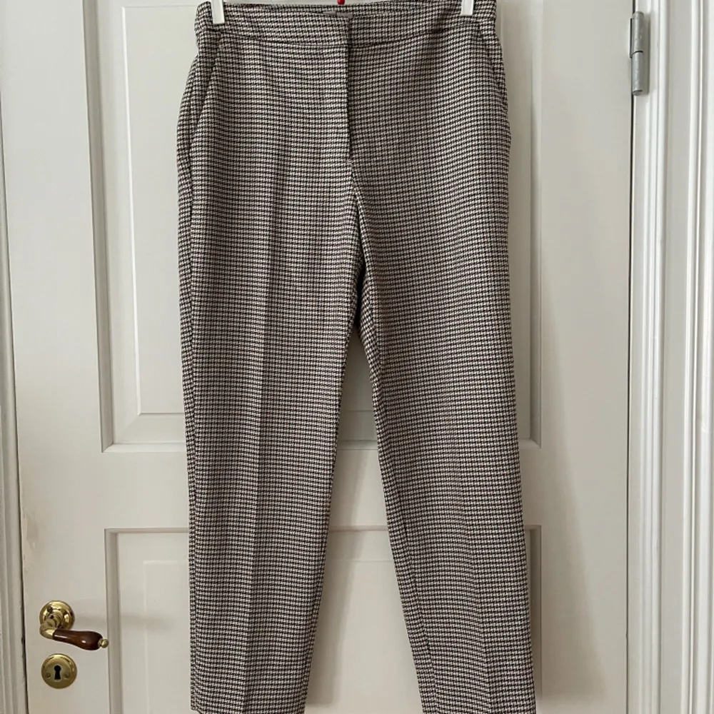 Chinos/kostymbyxa från H&M i storlek 38. Pepitarutig i svart/brunguldig/röd-ish. Använda ett fåtal gånger, i fint skick. Bara att fråga om det är något du undrar! Kan mötas på Järntorget i Göteborg eller skicka, köparen står för frakt.. Jeans & Byxor.