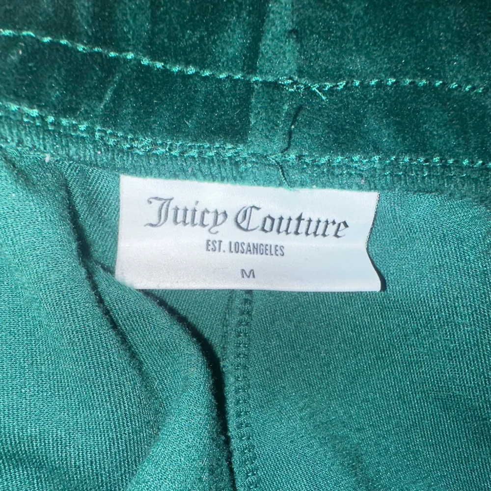 Snygga gröna juisy couture byxor i fint skick. Använt ett fåtal gånger. Kommer inte till användning. 💚. Jeans & Byxor.