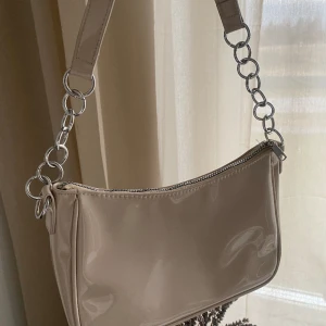 Beige handväska - Jättesnygg handväska som får plats med ganska mycket i! Jättebra skick och knappt använd