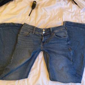 Snygga lowwasted jeans som är bootcut❤️innerbenet är ca 80 cm och rakt över midjan är 40 cm❣️ två hål som du ser på bild 3  Säljer då de är för stora, pris kan diskuteras
