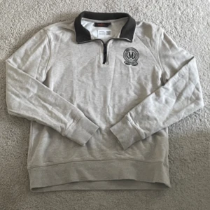 Morris half zip - Grå Morris half zip i storlek S. Tröjan är i bra skick utan några skador.