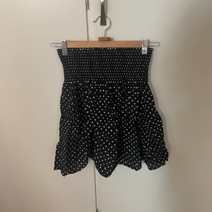 Tubtopp - Prickig sommartorp från hm💖 bra skick, går också att använda som kjol♥️ dm vid frågor  Passar xs/s/m