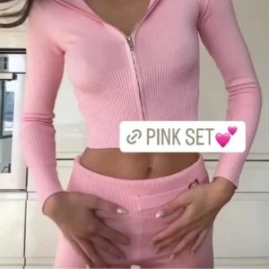 Destiny pink set - Säljer nu detta superfina och populära set köpt från Yamz💞 i storlek xs. I nyskick och använt vid ett tillfälle. Säljer pga det ej kommer till användning🥰 hör av er för bilder💕