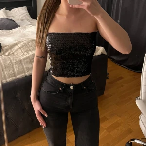 Glittrig top - Super fin paljett topp. Den är helt oanvänd och är i top skick!🤍 One size, men passar mig som brukar ha xs/s.