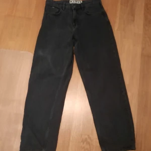 Karve loose fit  - Karve svarta jeans. Passformen är loose/baggy. Jeansen är knappt använda och har inga defekter. Pris kan diskuteras.