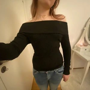 Y2k off shoulder - Supersöt svart regina george off shoulder tee