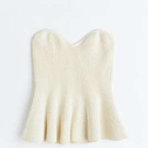 Hm - topp - Säljer denna jätte snygga topp från hm. Helt oanvänd då den inte passade. Pris kan diskuteras 