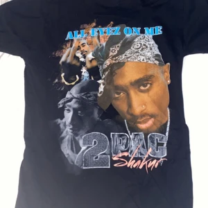 Vintage t-shirt 2pac - Vintage tshirt med tupac tryck. Har ni några frågor så är de bara att skriva!😊