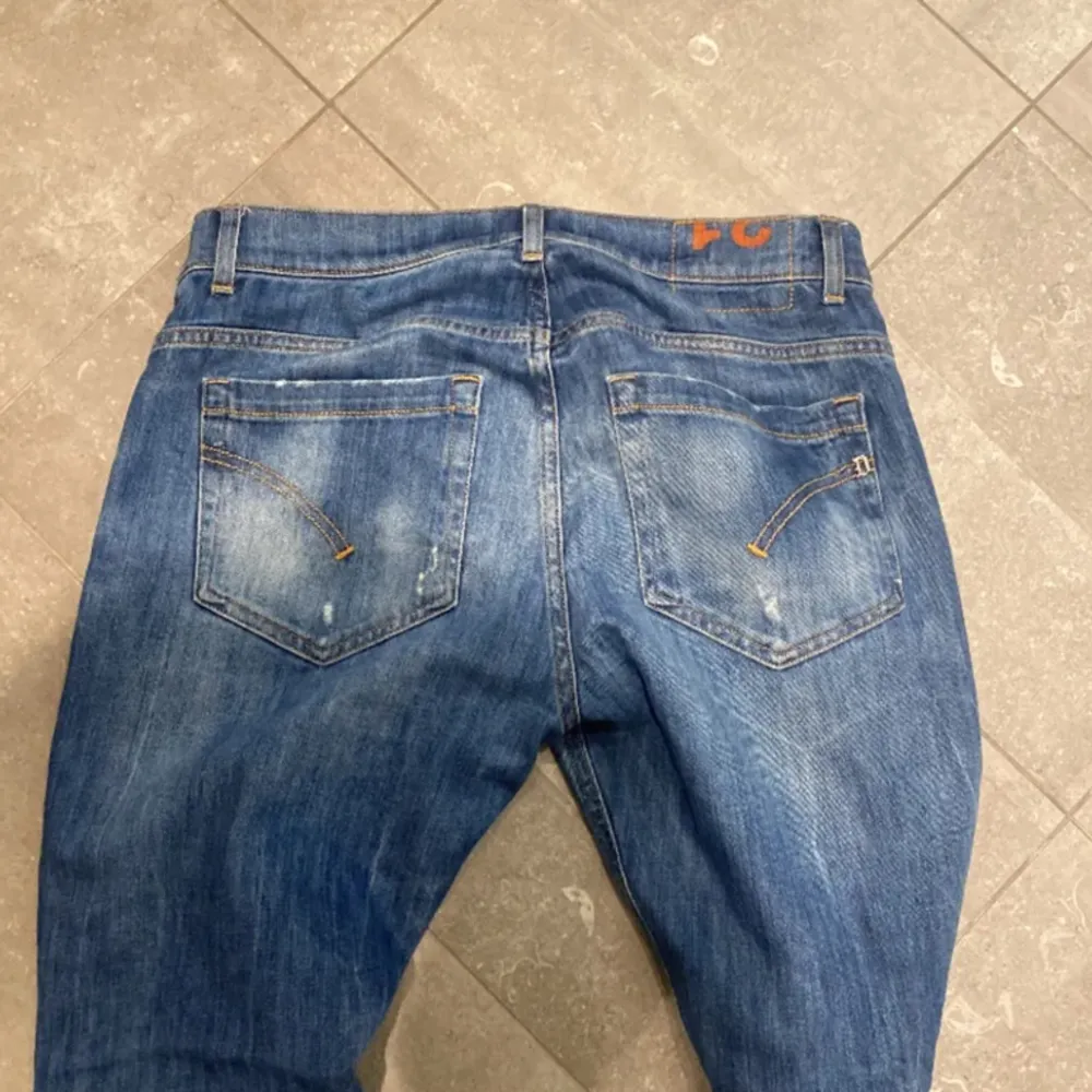 Ett par riktigt feta dondup jeans i ny skick. Dem är av den nya modellen i George. Priset på dem nya är 3400kr. Storleken är 31 men passar 30. Hör av er vid frågor///. Jeans & Byxor.
