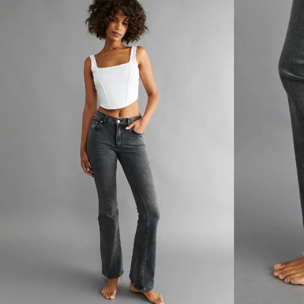 Säljer dessa gråa low wasit jeans💕(köparen står för frakten). Jeans & Byxor.