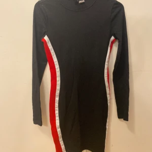 Svart klänning  - Säljer den pågrund av att jag ej använder den längre. Nästan helt ny och är väldigt bekväm. Skriv för bud så kan vi prata om de! 🤍  Är de nånting ni undrar så är bara att skriva.😊