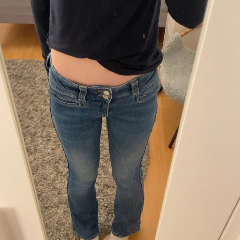 Säljer dessa lågmidjade jeans pga att de aldrig kommer till användning längre, använt fåtal gånger, dem är i bra skick! Dom är i storlek 170 men passar mig bra & jag har storlek S. Är 1,79 cm lång. Jeans & Byxor.