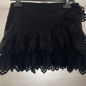 Kjol från zara - En jättefin kjol från zara som är perfekt till sommaren. Storlek XS