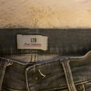 Gråa ltb jeans L 32 w 24 (innerbenslängd 81 cm, midja 61cm. Säljes för att dom inte passade mig. Kan mötas upp i linköping 