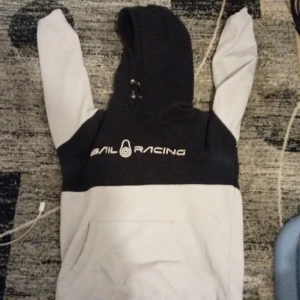 Sali racing  - Sail racing kofta köpte den inte så länge sen har inte använd på ett tag passar inte mig de drf jag säljer    KONTAKTA MIG INNAN DU KÖPER