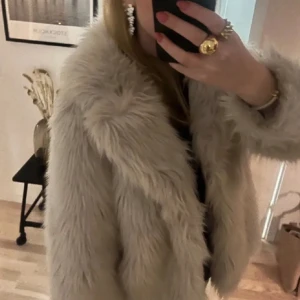 Pälsjacka vintage  - Köpt i new york för 150$, men har köpt en ny som passar bättre🩷jätte lik den trendiga zara pälsjackan skulle till och med säga att den är finare då den är inte sås stor på toppen!