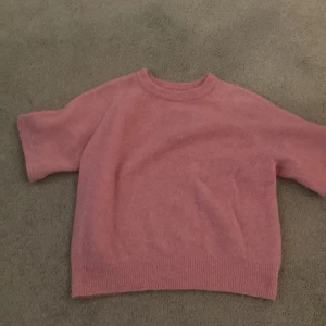Fin stickad tröja  - Fin stickad tröja som egentligen var långa armar men jag sydde dem till korta som ni ser på bilden💗