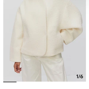 MQ Vit jacka  - Jackan är i nyskick, använd endast vid 2 tillfällen. Storlek S (oversized)  Köpt för 1499kr Samantha jacket från MQ. 