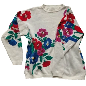 Vintage tröja - Thriftad, men bra skick. Snygga starka färger. Storlek L men passar mer som en större storlek M.  