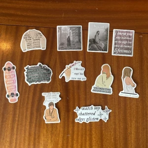 Taylor swift klistermärken  - Folklore, Taylor Swift klistermärken 8kr styck, 4 för 25kr🤍🪩