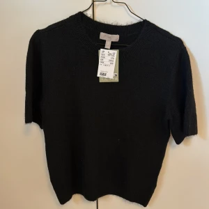 Stickade t-shirts från H&M - Helt ny! Köparen står för frakten! 