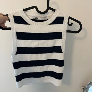 Zara topp - Jättesnygg topp från zara i strl S, perfekt inför sommaren💥💥pris kan diskuteras💕💕använd Max 5 ggr