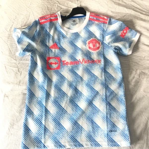 Manchester United tröja - Manchester United snygga tredjeställ från säsongen 2021. Rashford på ryggen. Storlek S.  Jättebra skick. 