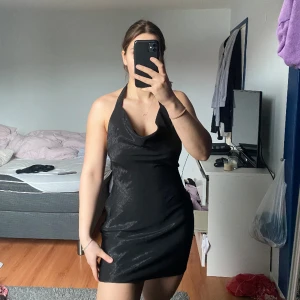 Halterneck klänning - Fin klänning från zara. Storlek M men skulle säga att den är lite mindre i storlek. Går även att reglera eftersom att man knyter den själv😀Endast testad.