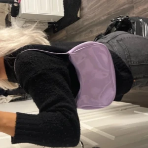 Lila handväska - Lila handväska, vet ej vart den är ifrån. Aldrig använd 🫶