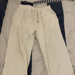 Line byxor - Säljer mina använda line byxor, perfekt till sommaren. Passar till det mesta! Jag är 178 och dom passar mig perfekt Finns nåt jätte jätte lite små hål som inte syns vid användning 