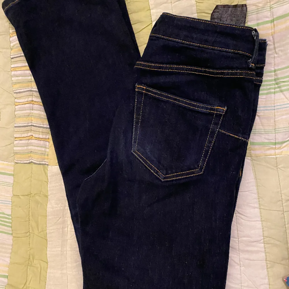 I princip oanvända, bra i längd och snygg mörkblå färg . Jeans & Byxor.