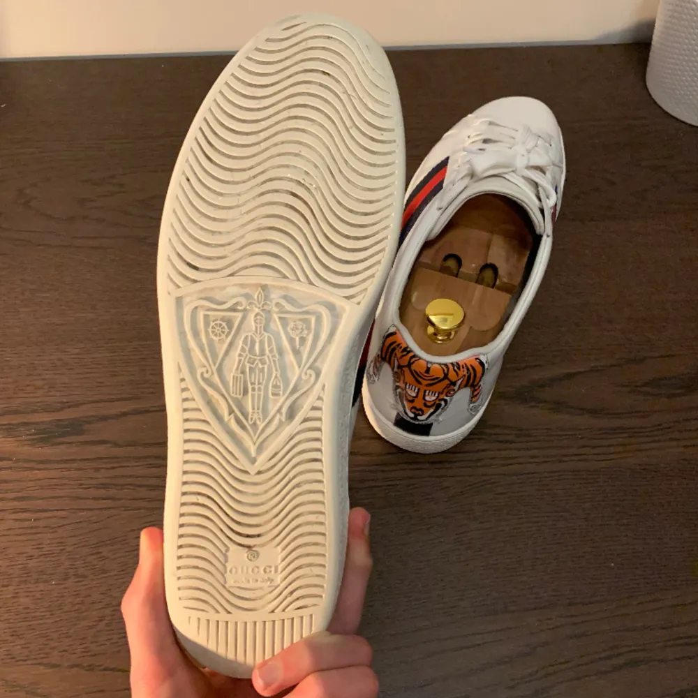 Limited edition Tiger patched Gucci Ace skor i riktigt bra skick! Skick 9/10. Nypris är runt 5000 kr och vårat pris är 2599! Inget og ingår. Storlek 44.5 passar möjligtvis 45. Dessa skor är sällsynta i detta skick. INGA BYTEN TAS EMOT. Är creasade. . Skor.