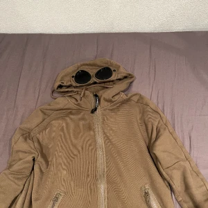 CP company Hoodie  - Säljer min CP company hoodie för att den inte kommer till användning så mycket längre. Har ni frågar är det bara att ställa dom, skick 10/10 pris går att diskutera. Storlek M